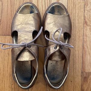 P. Monjo sz EU 38 crinkle gold bronze tie sandals hood pre owned condition